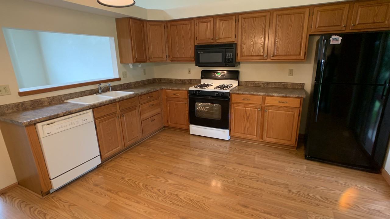 7920 Telegraph Dr - Photo 4 of 15