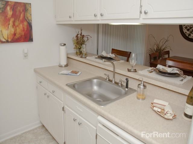 Villa Paree Apartments - Photo 2 of 21