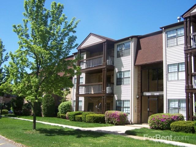 Woodbridge Center Plaza - Photo 2 of 13