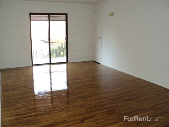 Easton North Apts - Photo 2 of 9