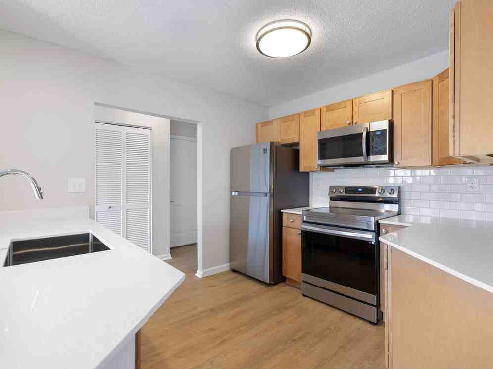 Avalon Burlington - Photo 3 of 38