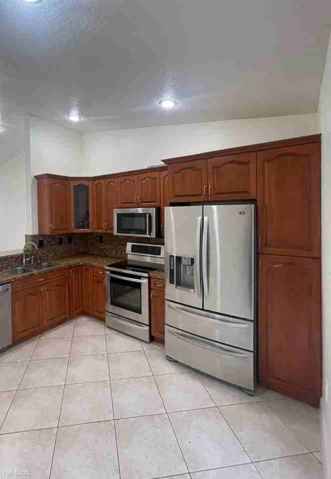 18743 Sw 27th St - Photo 2 of 7