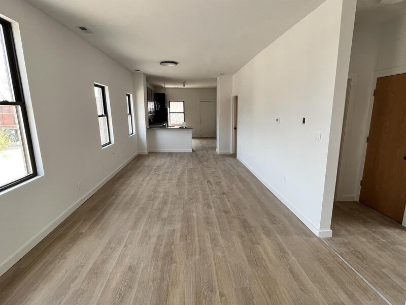 1005 W 32nd St - Photo 4 of 25