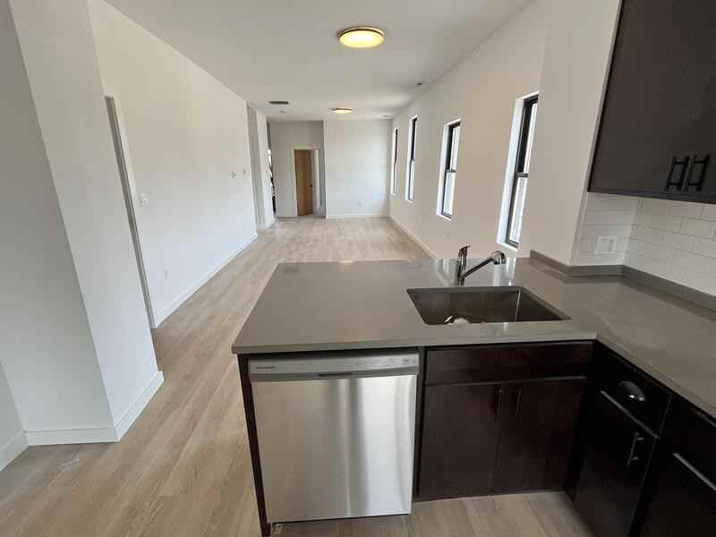 1005 W 32nd St - Photo 6 of 25