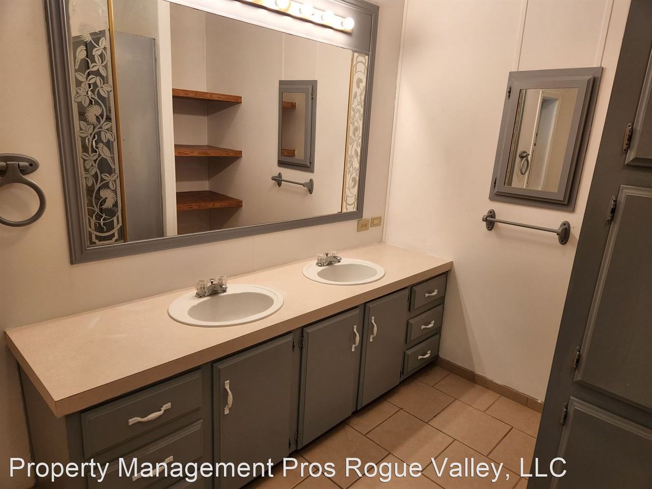 Rogue River House - Photo 3 of 26