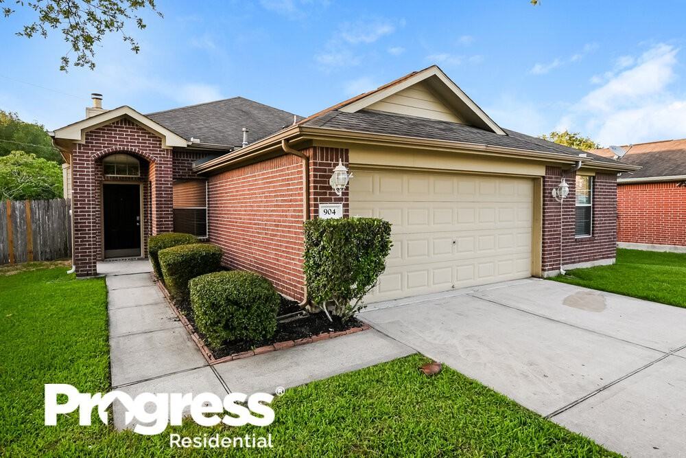 904 Bacliff Dr - Photo 3 of 16