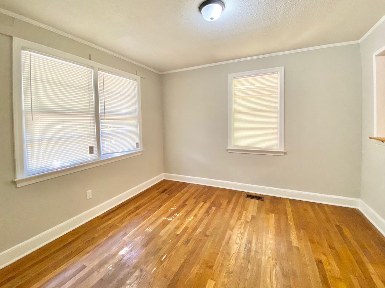 3025 Hammond Ave - Photo 3 of 16