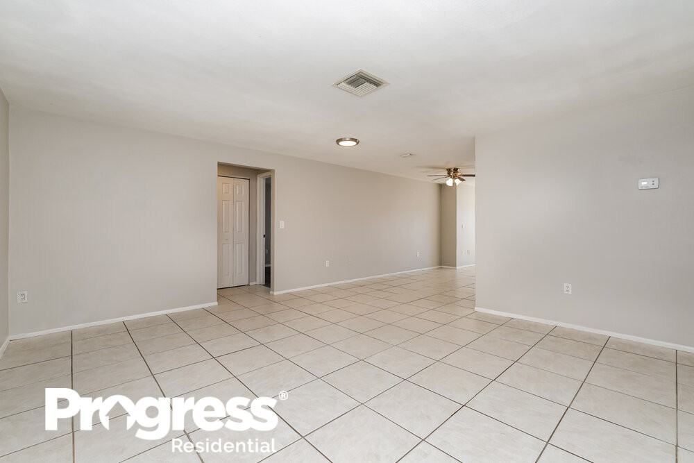 4212 Woodtrail Blvd - Photo 3 of 16