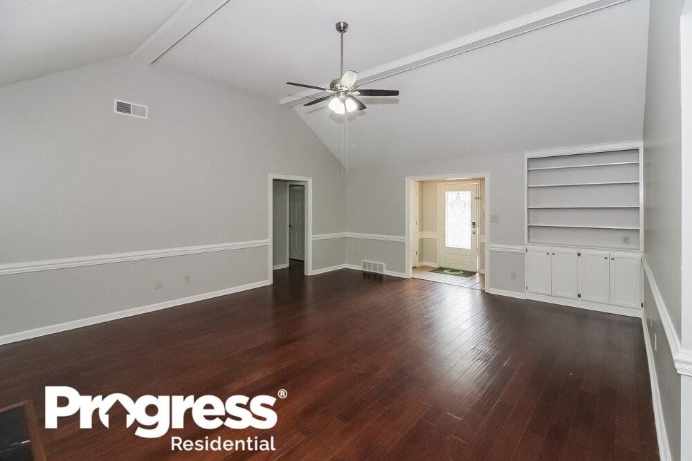 1592 Fox Trace Dr - Photo 3 of 16