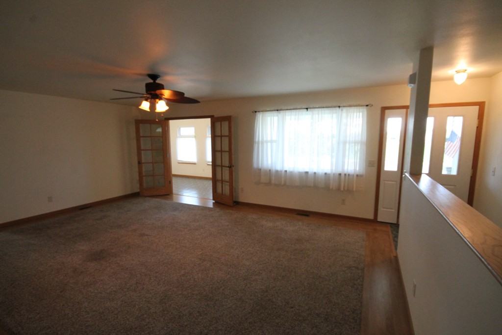 3301 Sandbak Ave - Photo 3 of 20