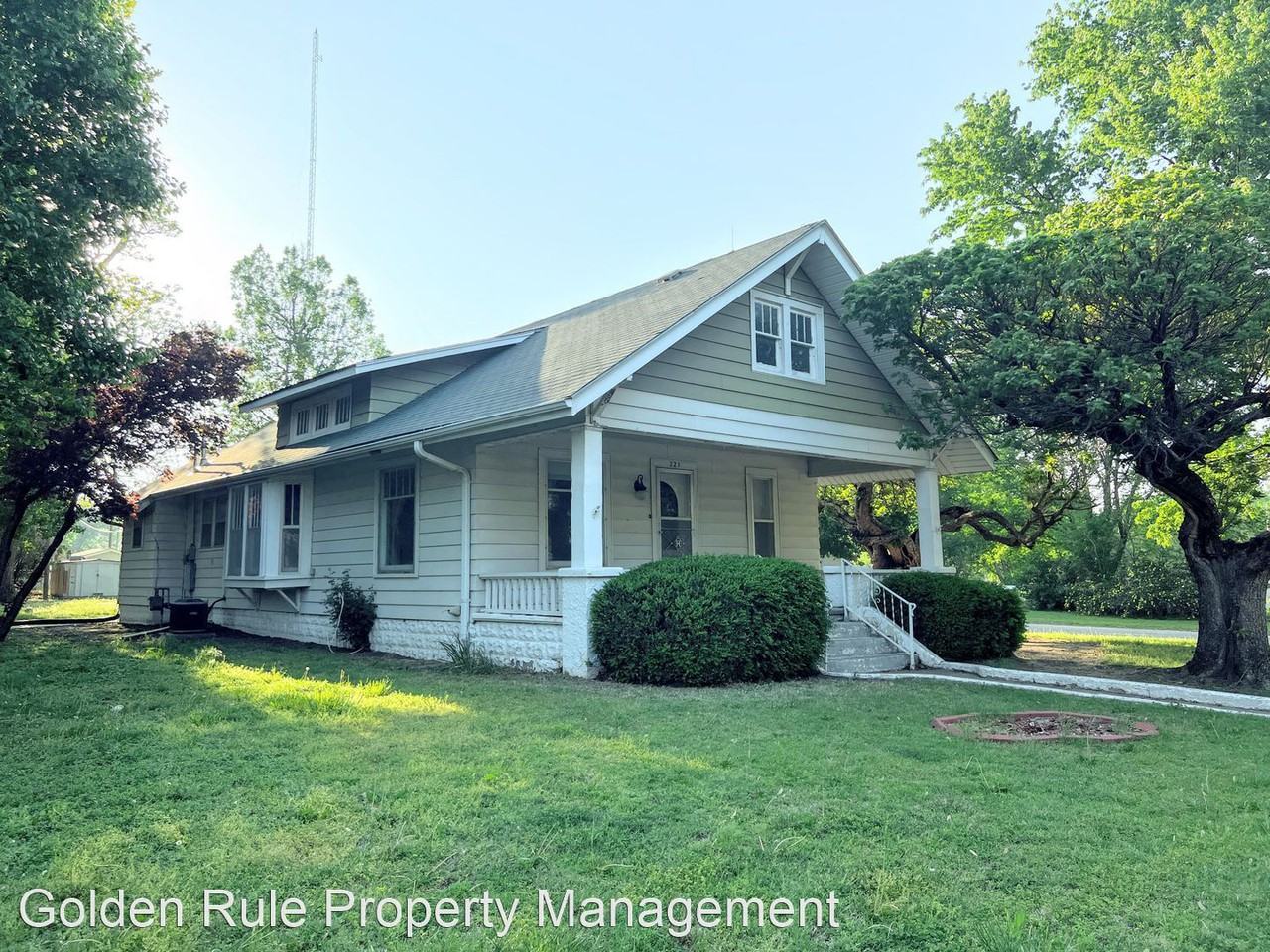 221 N Howard St - Photo 3 of 20