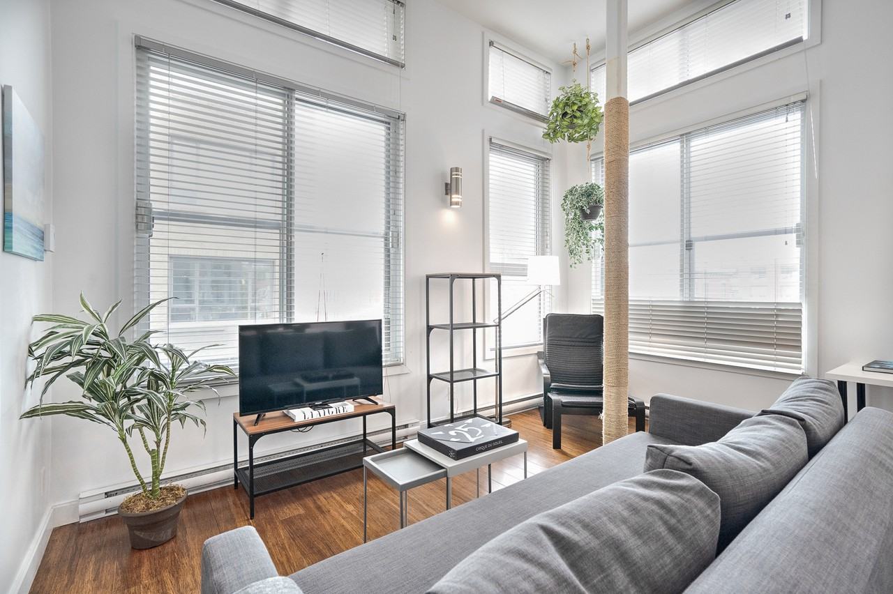 Liv MTL | MAIN - Photo 3 of 50