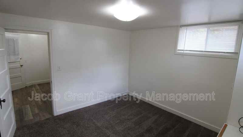 1110 E Lewis St #1-2 - Photo 5 of 11