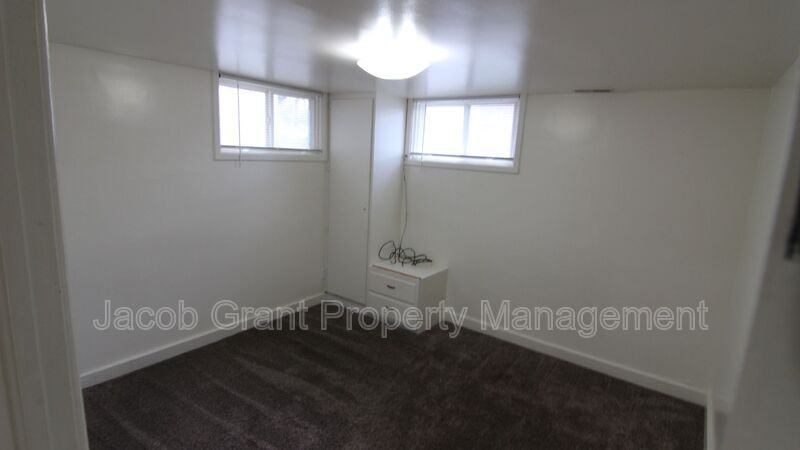 1110 E Lewis St #1-2 - Photo 6 of 11