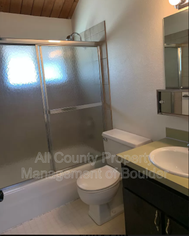 3257 Stanford Ave - Photo 3 of 10