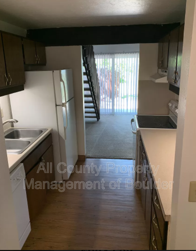 3257 Stanford Ave - Photo 6 of 10