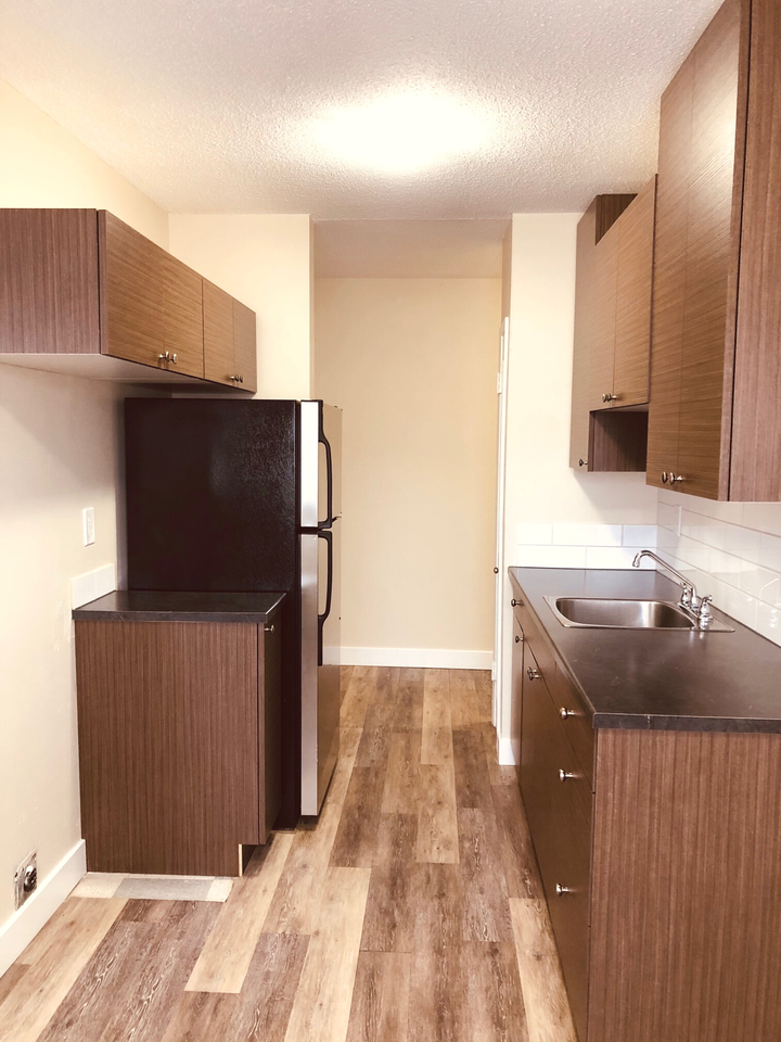 Metro on 105 - Photo 3 of 28