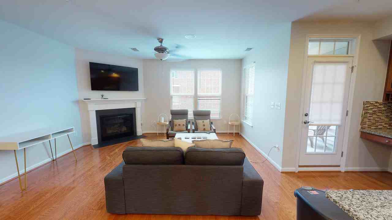 Beautiful Greenbelt apartment next to Greenbelt Station Central Park