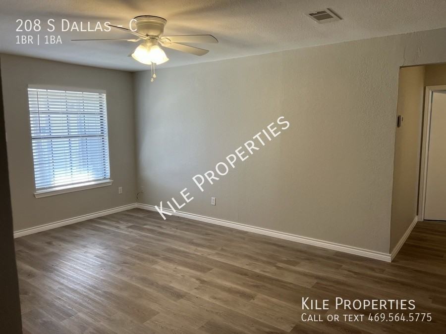 208 S Dallas St #C - Photo 3 of 11