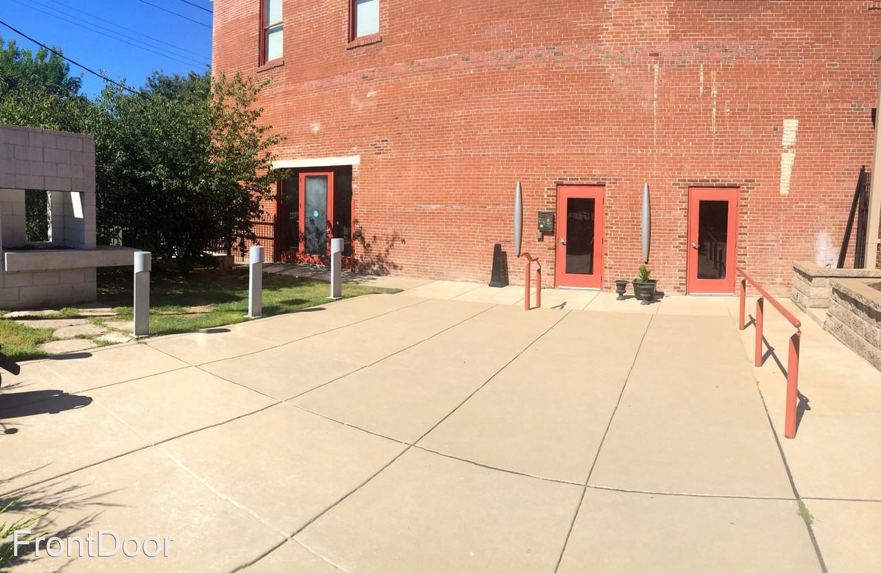 4160 Olive Blvd Motorworks - Photo 2 of 9