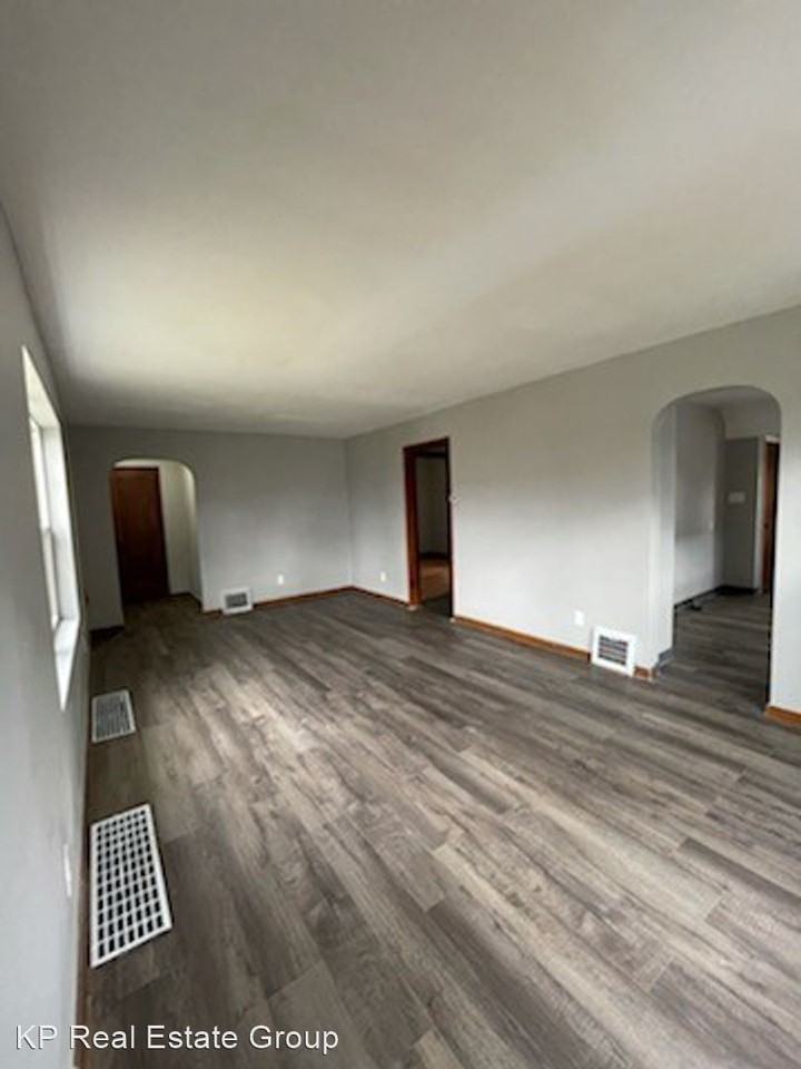 1502 S Champion Ave - Photo 3 of 11