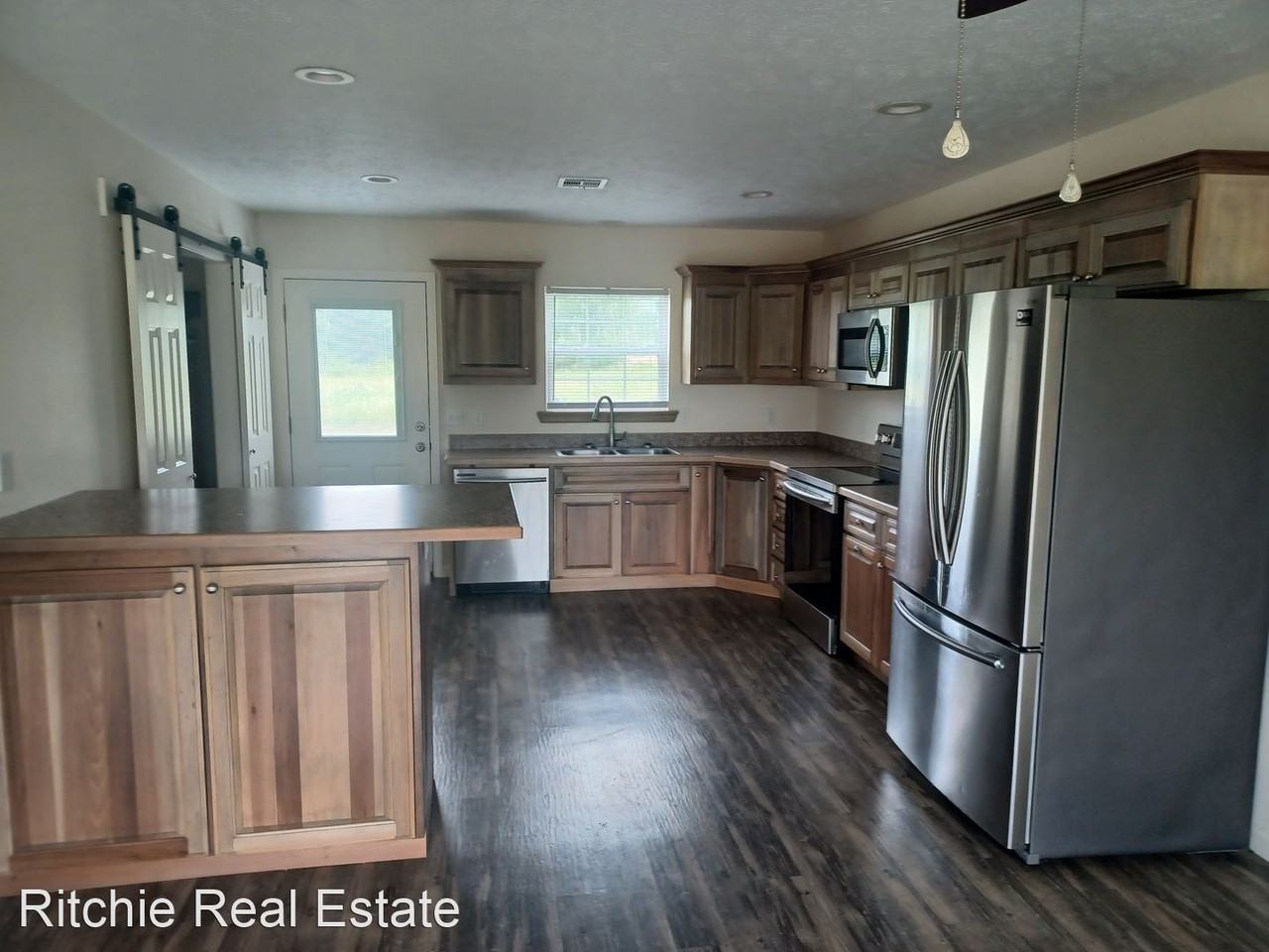 1098 Benjamin Dr - Photo 3 of 8