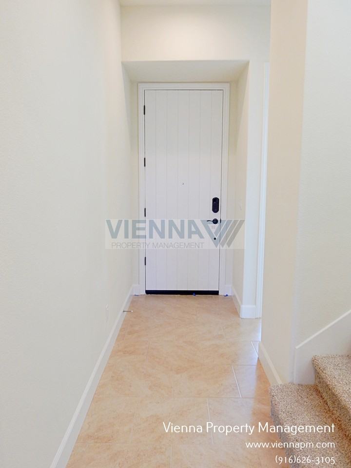 1062 Yucca Dr - Photo 3 of 34