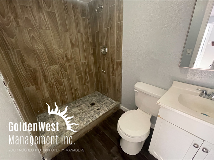 1924 Fremont St - Photo 3 of 4