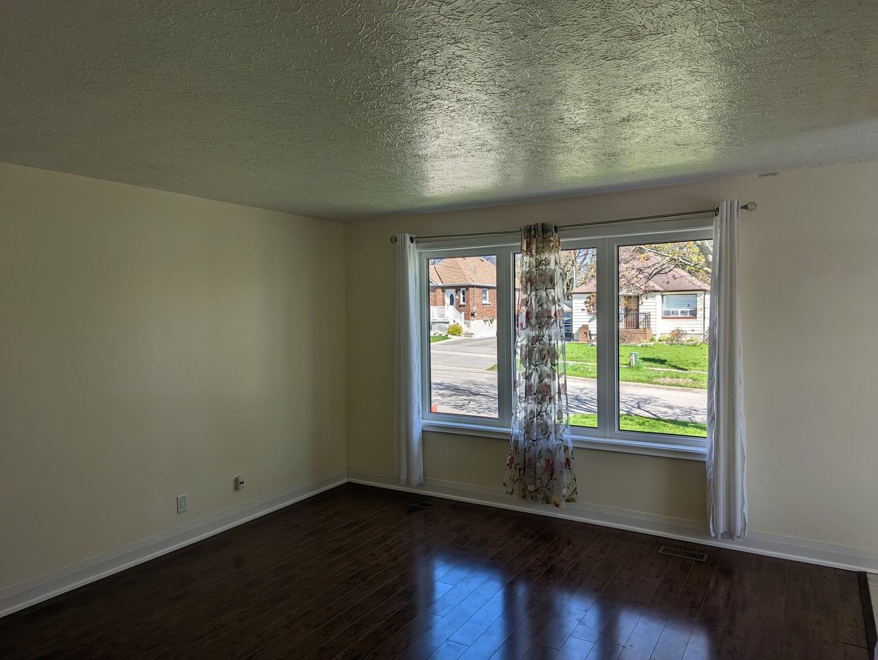 48 Sandra Street West - Photo 3 of 5