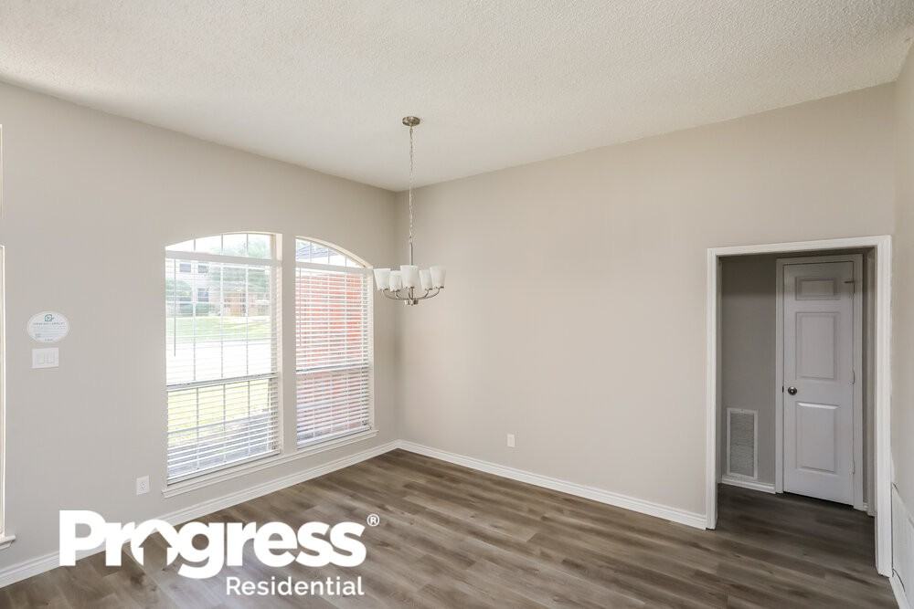 819 Crooked Creek Ln - Photo 3 of 16