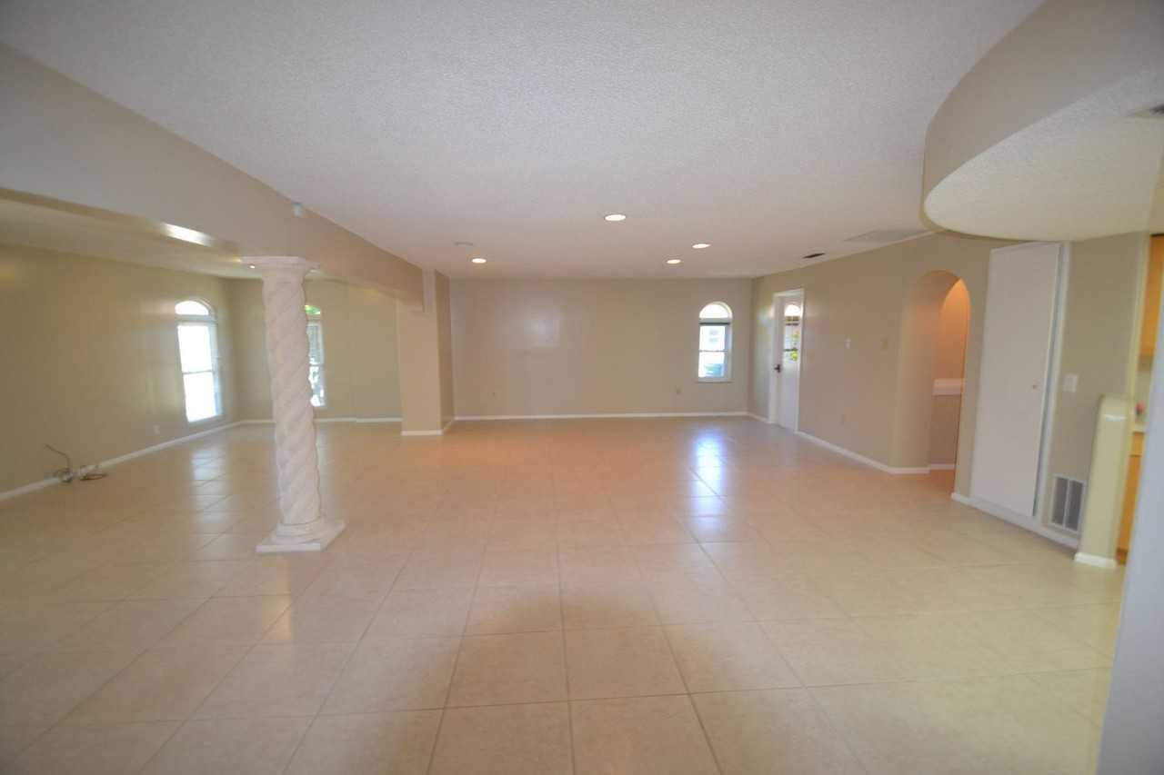 3705 Pin Oaks St - Photo 3 of 14