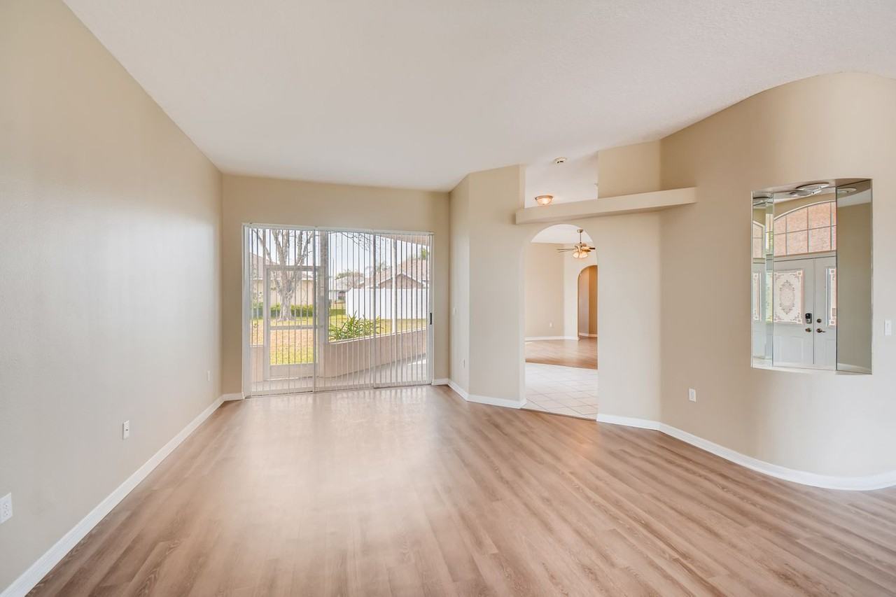 1637 Glen Oak Ln - Photo 2 of 10