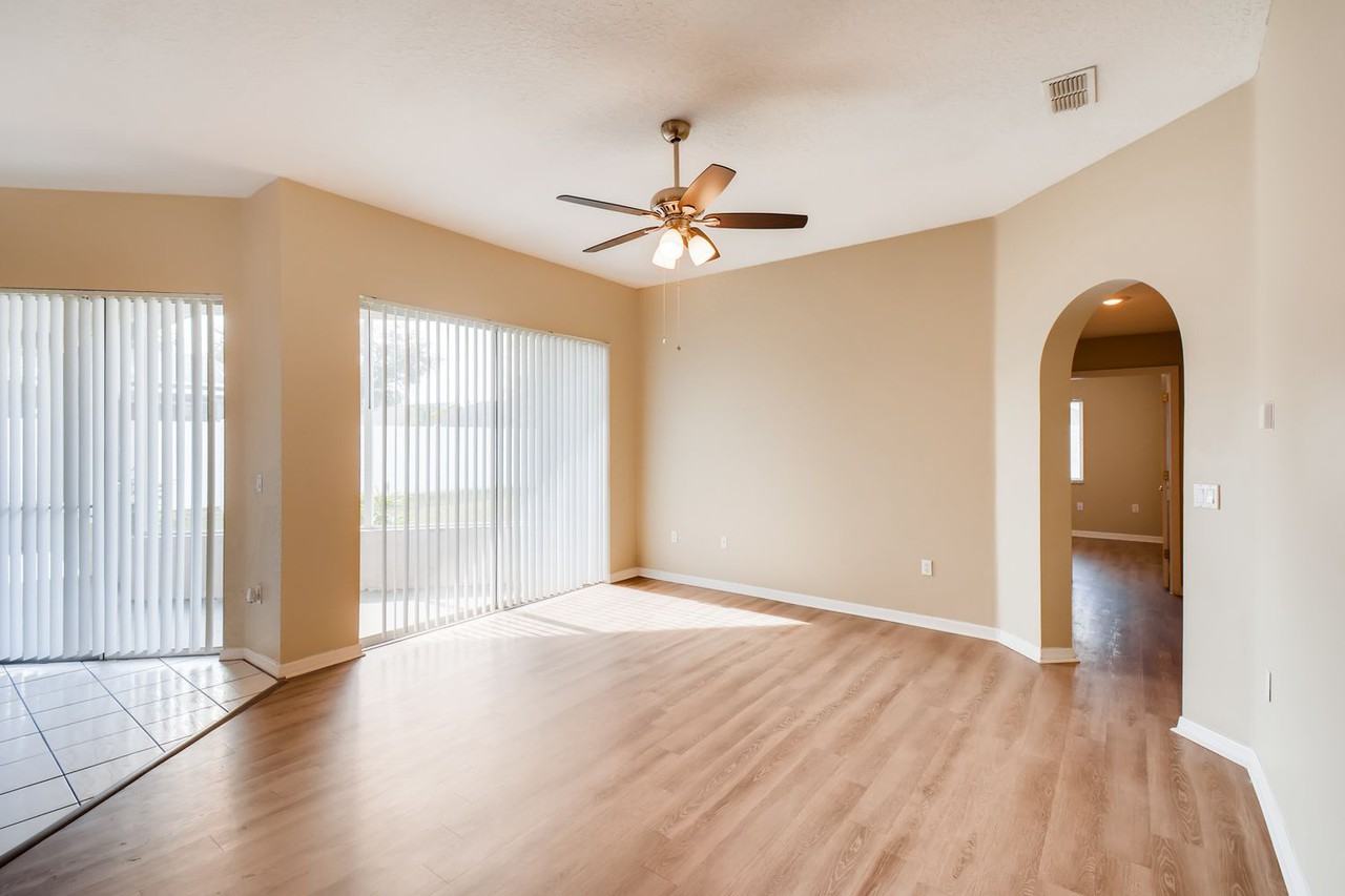 1637 Glen Oak Ln - Photo 3 of 10
