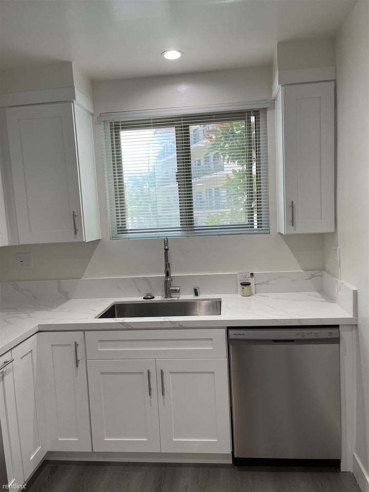 605 S Barrington Ave - Photo 3 of 9