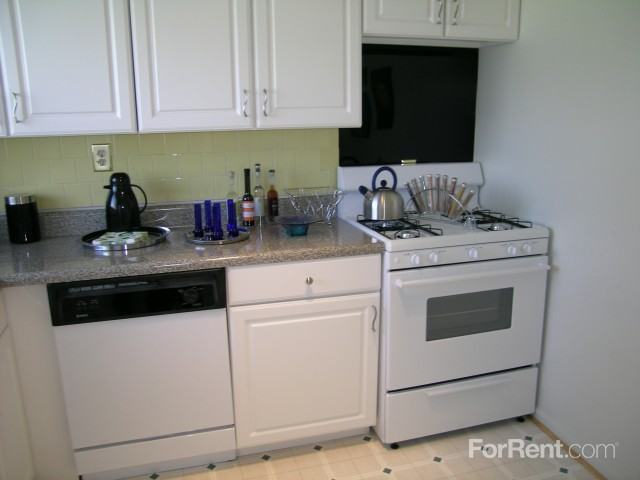 Summit Pointe Apartments - Photo 2 of 4