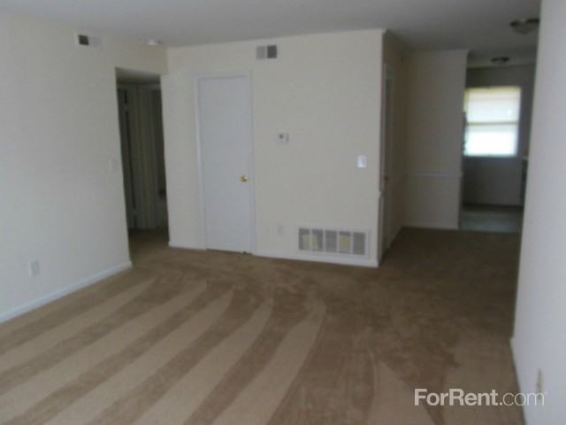 Collinwood Square Apartments - Photo 3 of 4