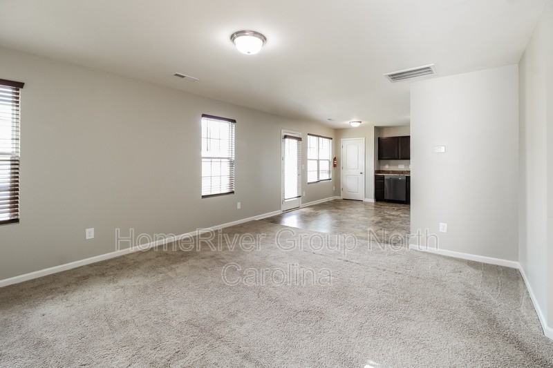 4125 Eastland Ave - Photo 3 of 20