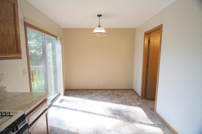 922 Emerald Ave Ne #922 - Photo 3 of 19
