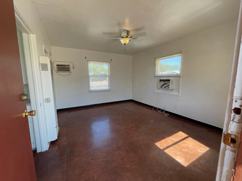 1103 E Adams St #5 - Photo 3 of 8