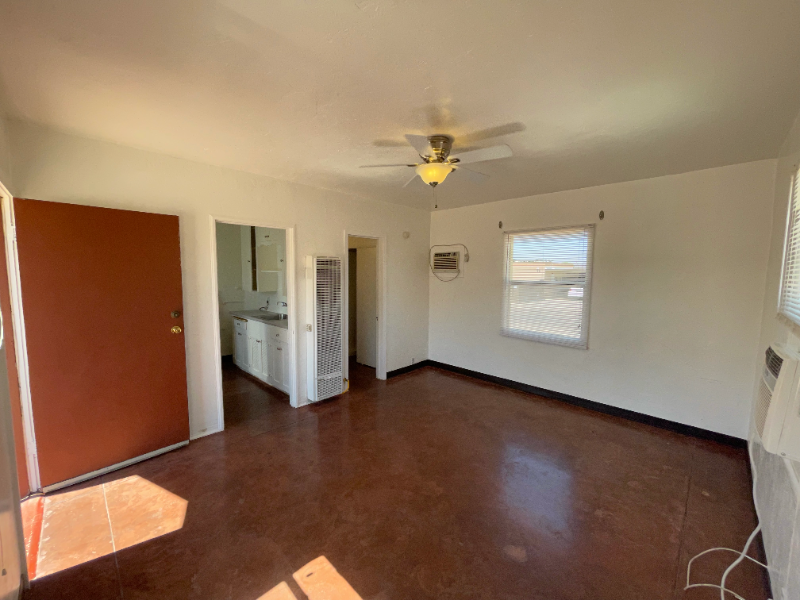 1103 E Adams St #5 - Photo 4 of 8