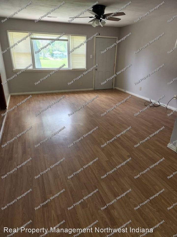 3873 Montgomery St - Photo 3 of 11