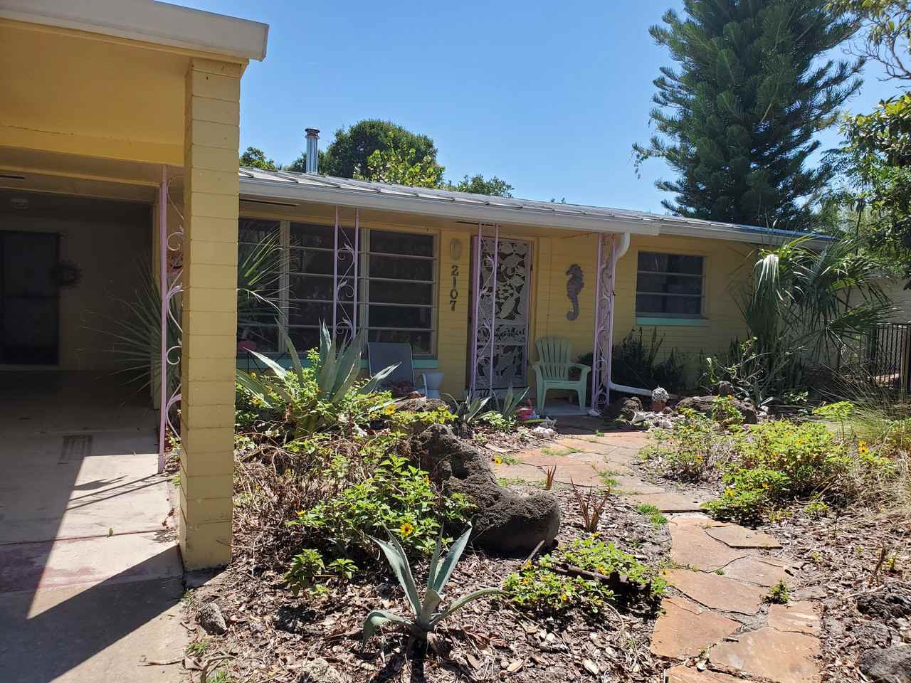 2107 Saxon Dr - Photo 2 of 11