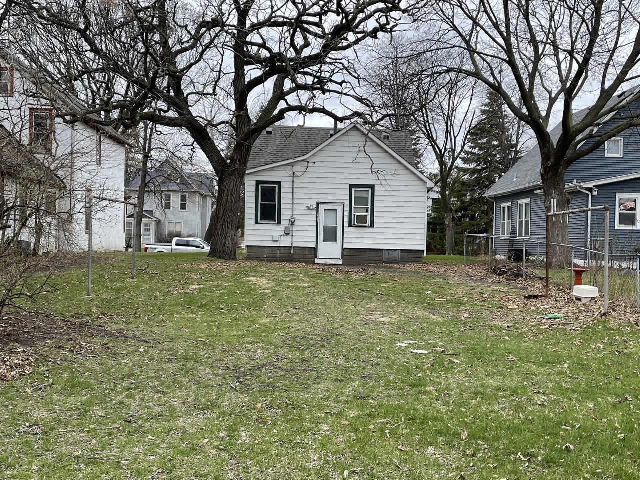 2635 Quincy St Ne - Photo 2 of 12