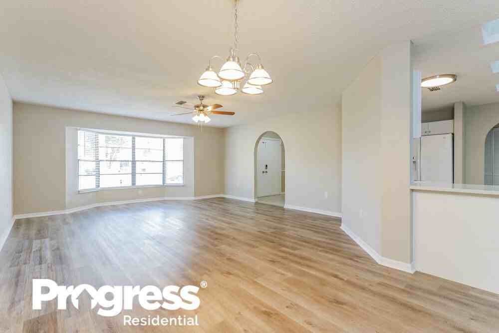 8613 Bridgewater Dr - Photo 3 of 16