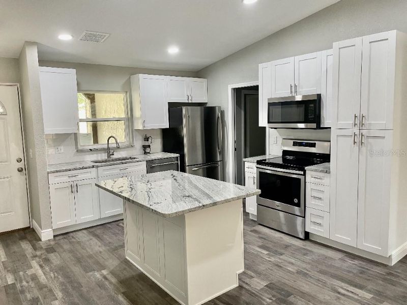 2806 Linden Tree St - Photo 2 of 24