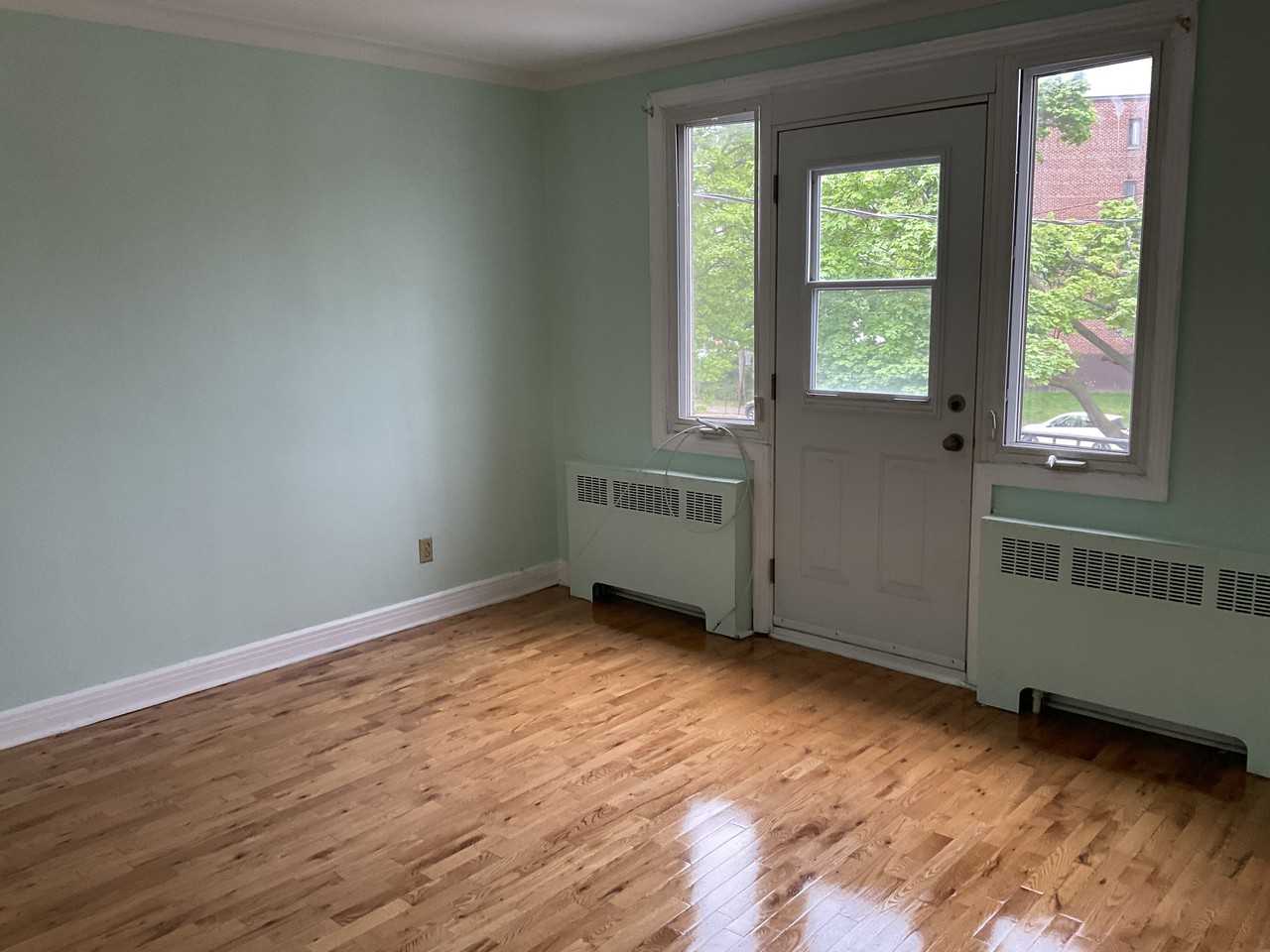 4833 Avenue West Hill - Photo 3 of 25