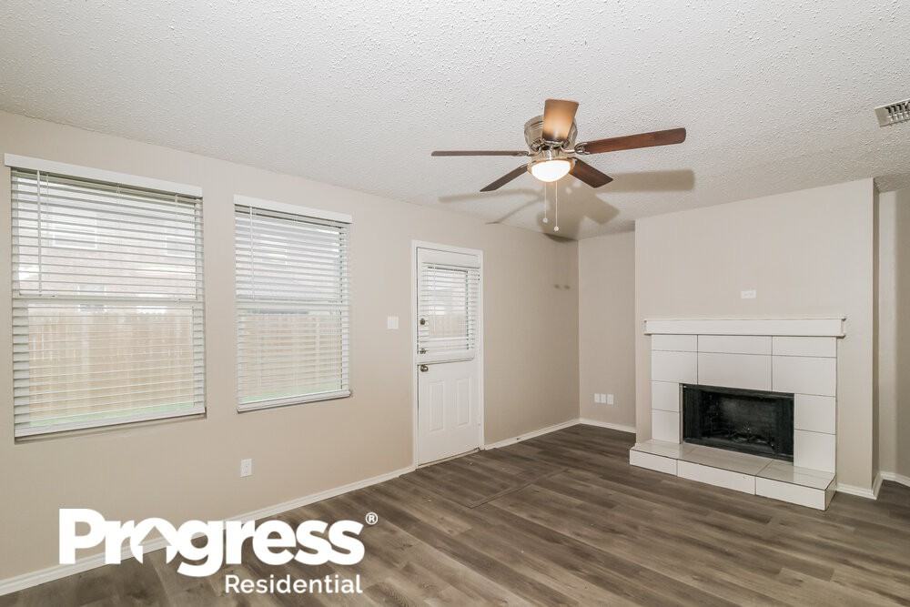 16516 Woodside Dr - Photo 3 of 21