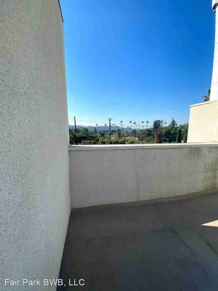 2050 Fair Park Ave - Photo 3 of 14