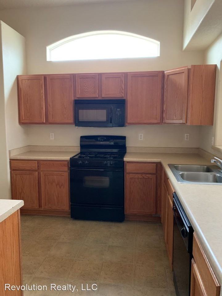 2072 Briarwood Ln - Photo 3 of 24