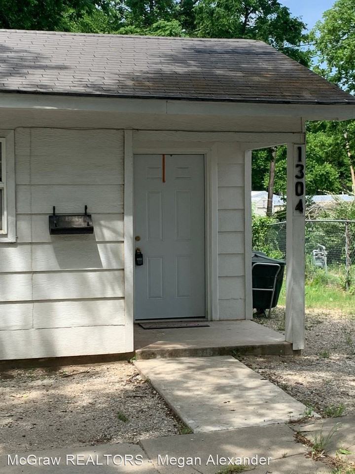 1304 E 1st St - Photo 2 of 10